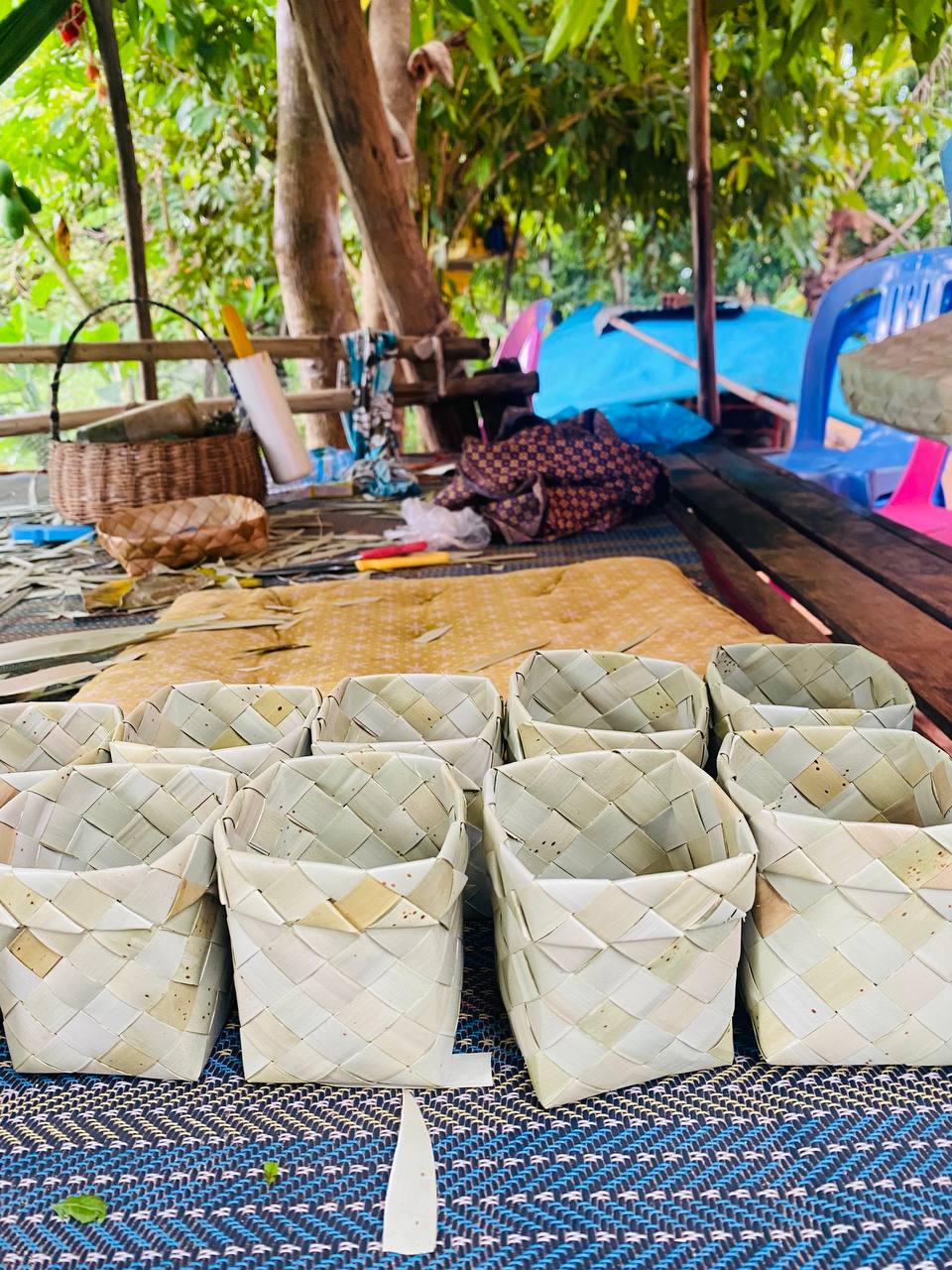 Palm leaf cup carrier