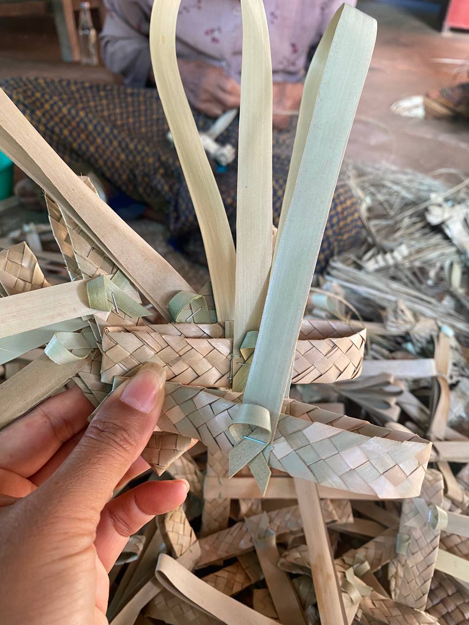 Palm leaf cup carrier