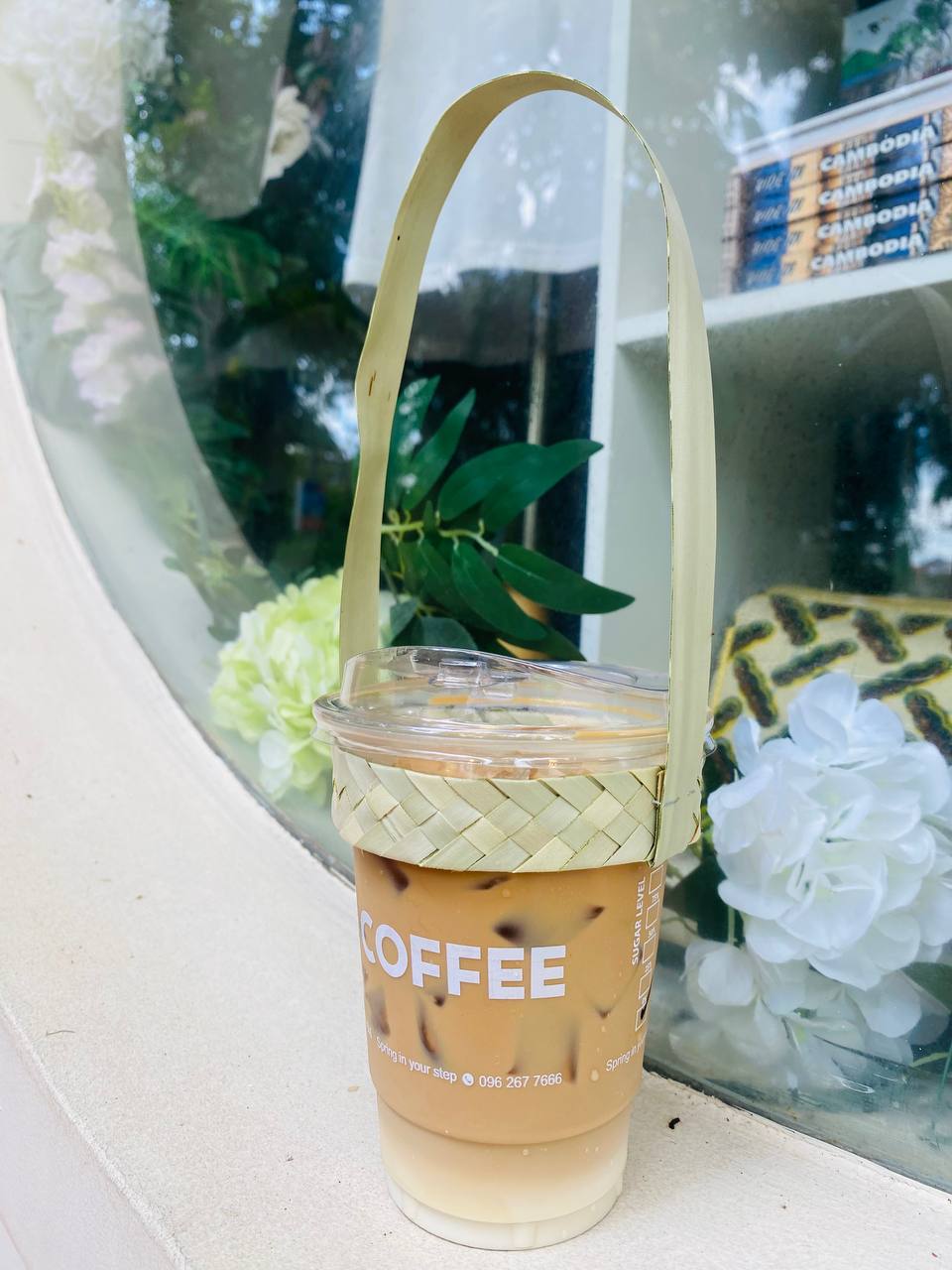 Palm leaf cup carrier